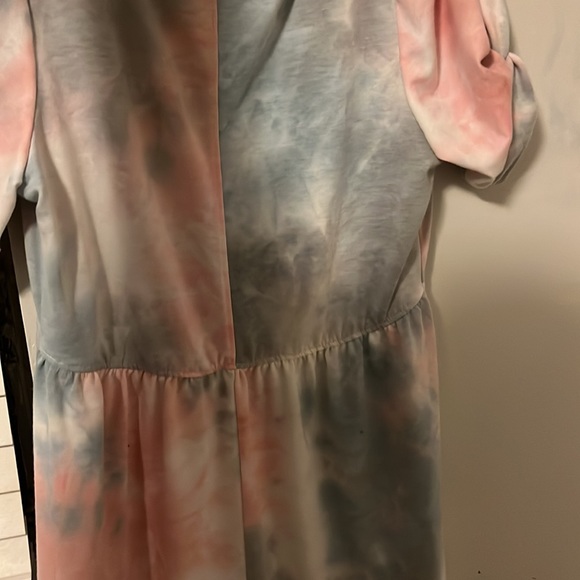 It’s a very nice dress it’s only been worn once and it has been washed - Picture 2 of 4